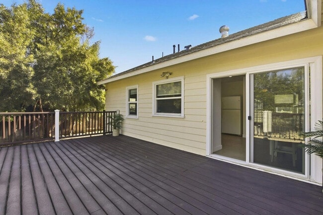 Building Photo - Charming 3BR Home with Bonus Room, Fireplace & Large Yard