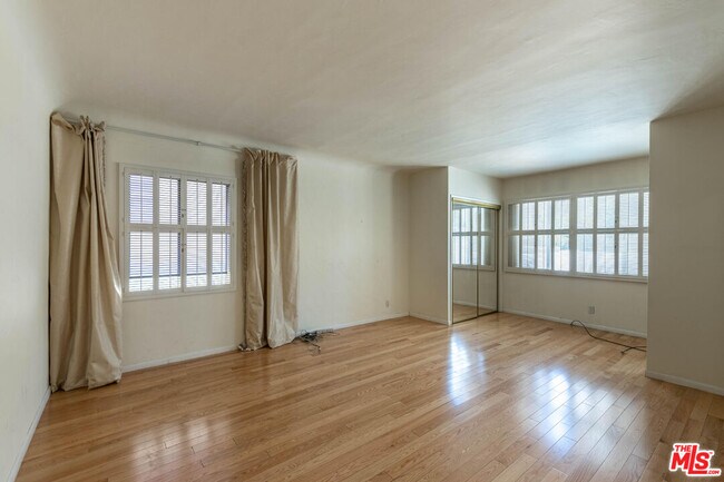 Building Photo - 352 S Wetherly Dr