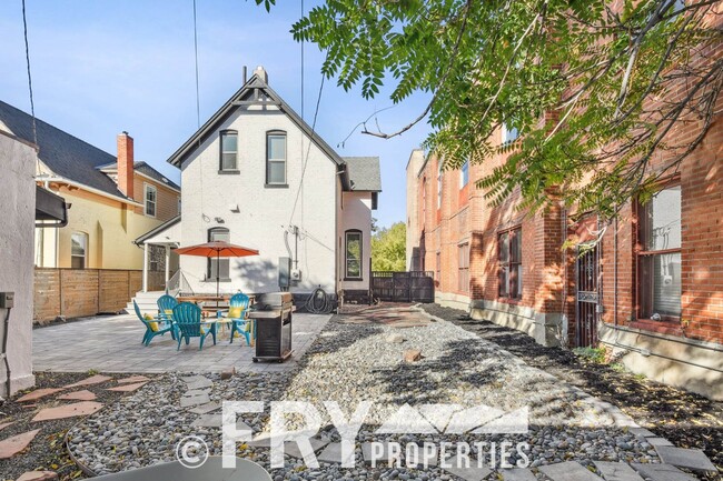 Building Photo - Stunning Victorian Home Near City Park