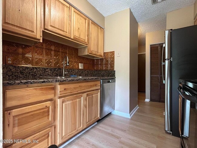 Building Photo - 808 Meadowbrook Dr