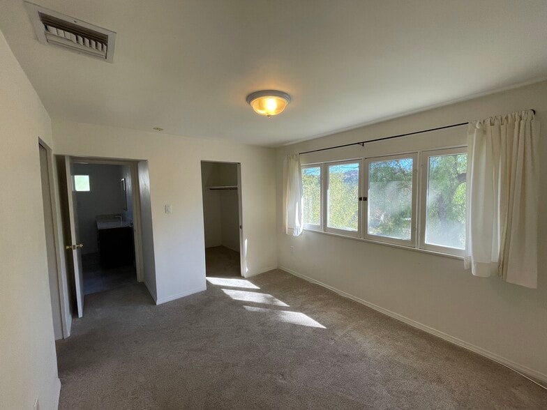 BR2 w/Bath2 and walk in closet - 5033 Campo Rd