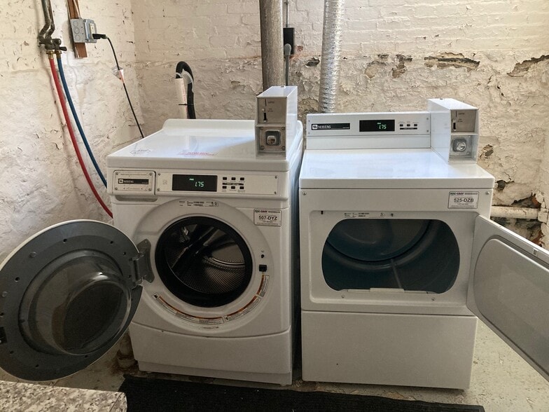 Building Photo - 325 Spring St