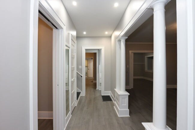 Building Photo - Large Frankfort Home!