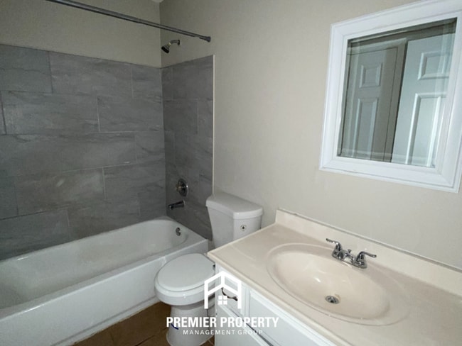 Building Photo - 4870 Royal Run Dr