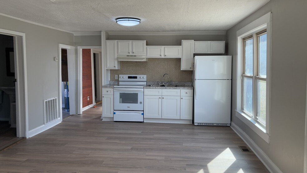 Building Photo - 904 E Myrtle Ave