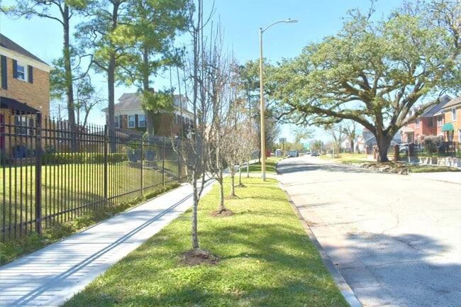 Building Photo - 2522 Binz St