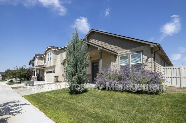 Building Photo - 6218 W los Flores Dr