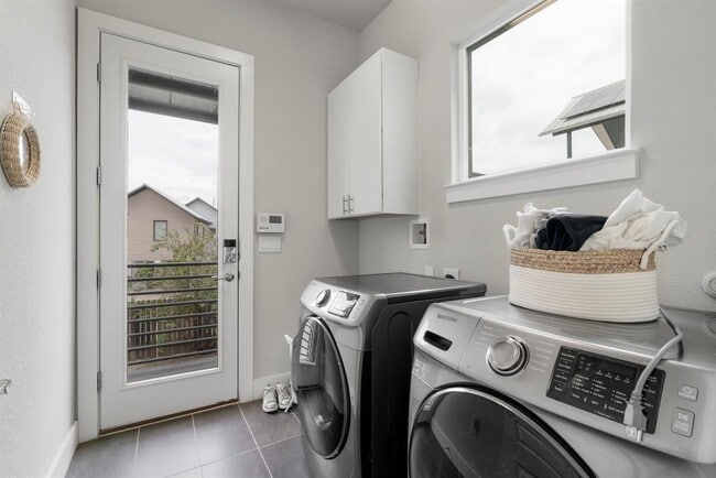 Building Photo - 6008 Florencia Ln