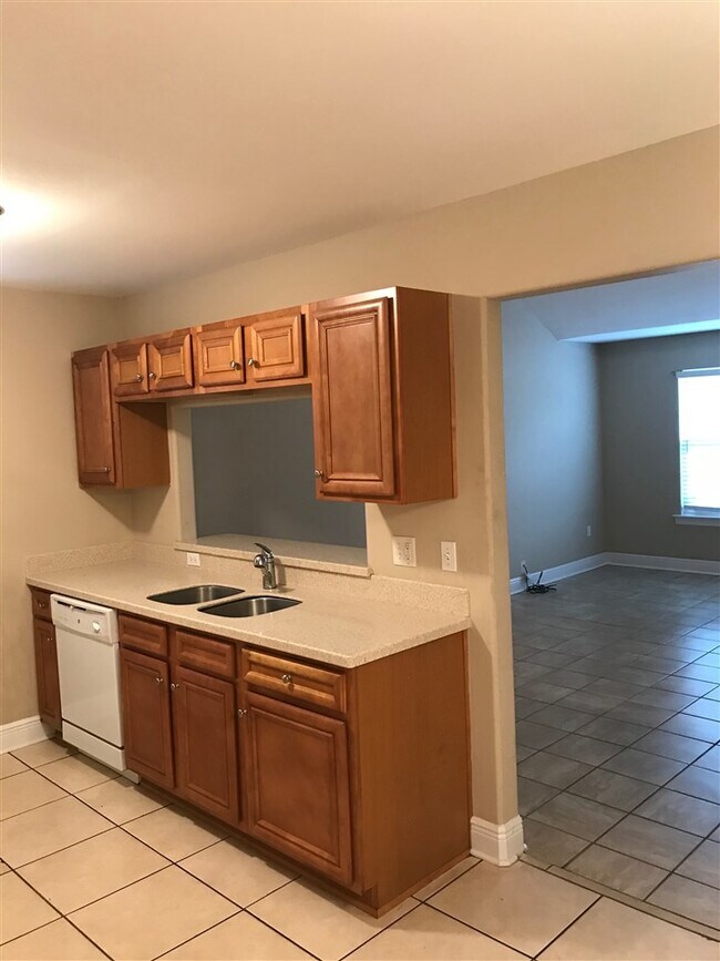 Building Photo - 2222 Cedarbrook Ct