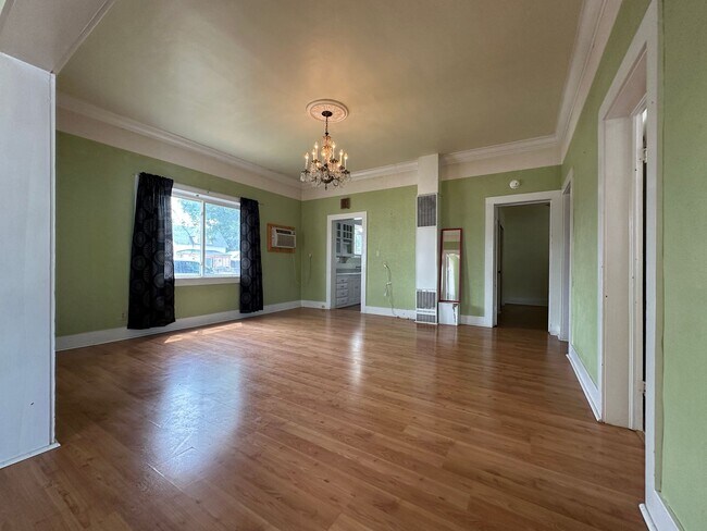 Building Photo - 2bed, 1bath 1,186sq.ft. home with large de...