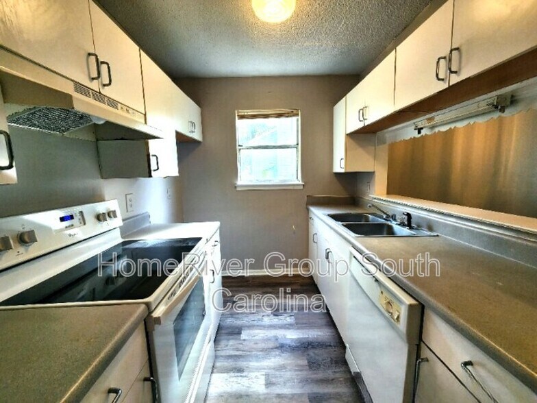 Building Photo - 108 Springwoods Lake Point