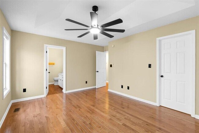 Building Photo - 585 Bethany Woods Dr