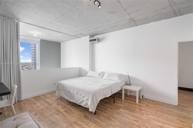 Building Photo - 690 SW 1st Ct