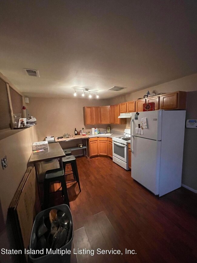 Primary Photo - 320 Bayview Ave