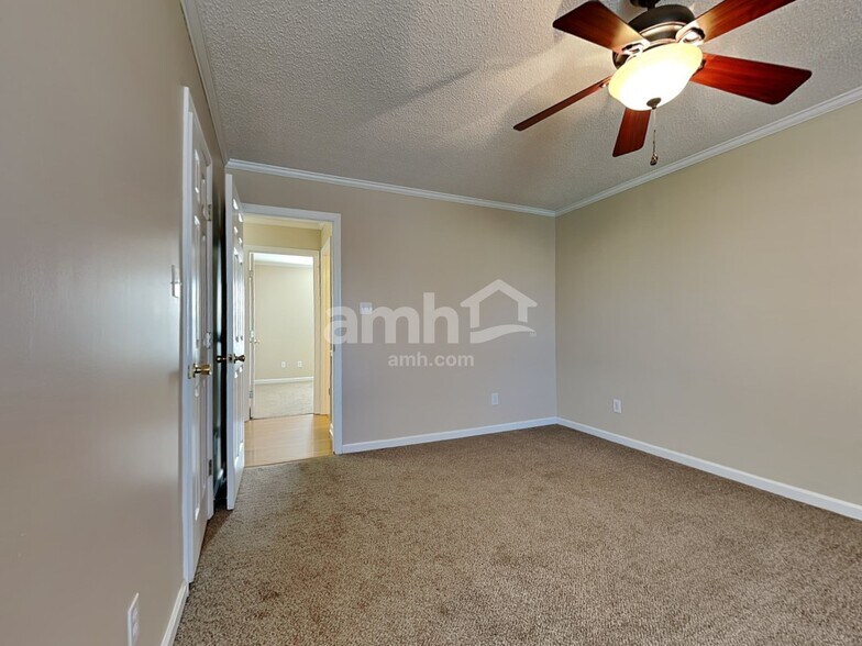 Building Photo - 5721 Jamaica Ln