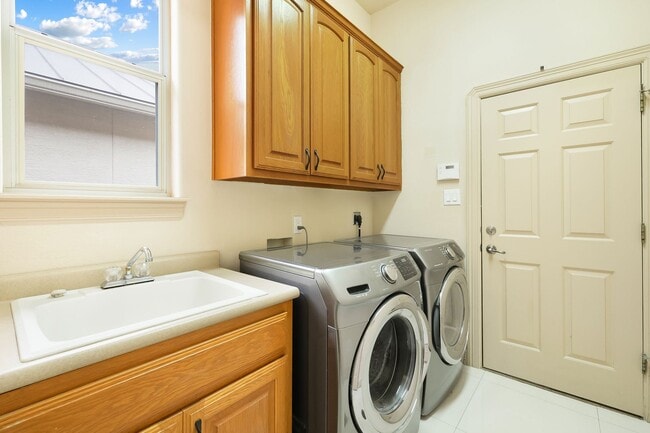 Building Photo - 3 Bedroom/2 Bath Stone Oak Subdivision