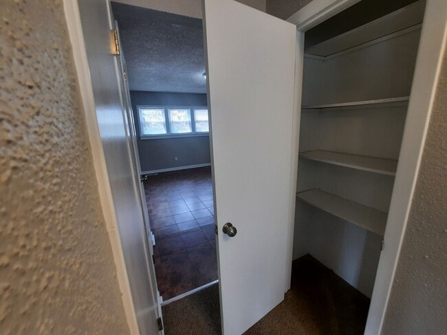 Building Photo - 2 bedroom, 1 bathroom home on large corner...