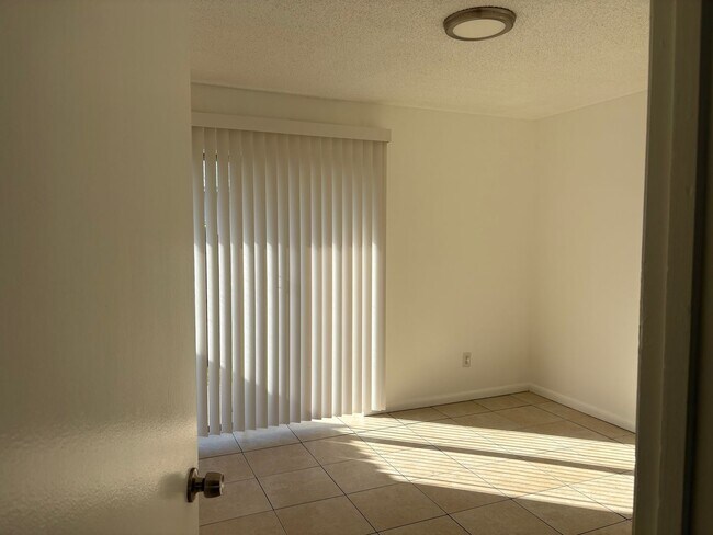 Building Photo - Vero Beach 2 Bedroom 1 Bath