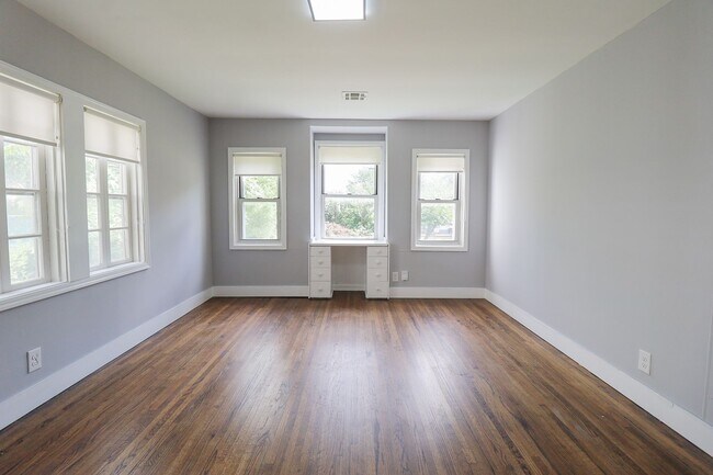 Building Photo - 3 Bed | 1 Bath | Mid Town | $1400
