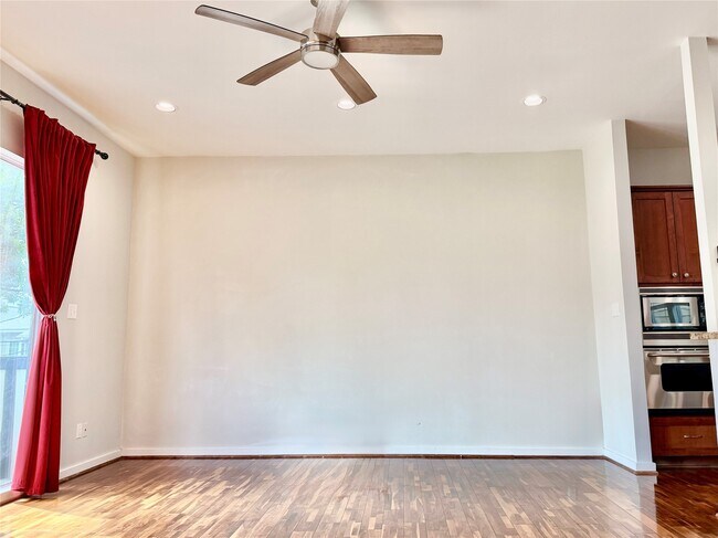 Building Photo - 608 W Drew St