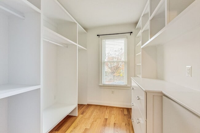 Building Photo - Beautiful TH - 4 bedroom + 3.5 BA - 7 mo -...