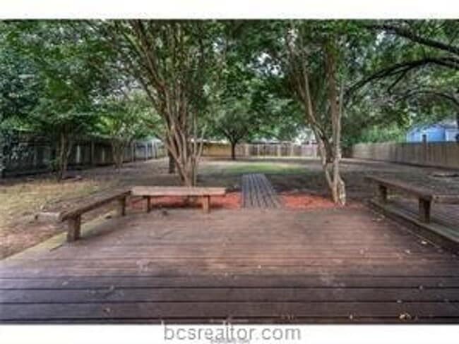 Building Photo - Updated 4 Bed, 2 Bath with Spacious Rooms!