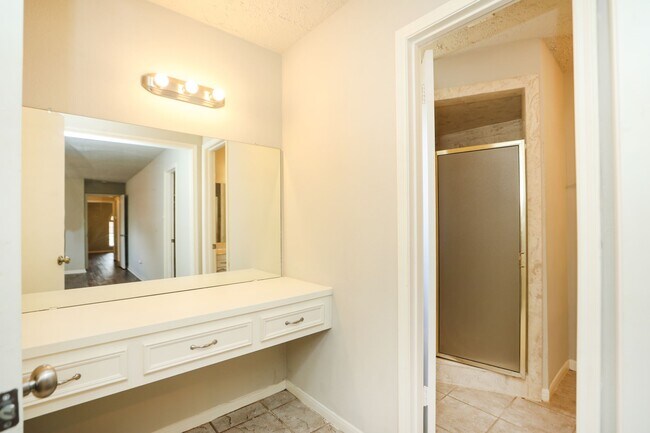Building Photo - 815 Park Meadow Dr