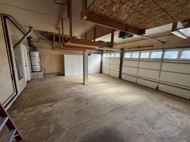 Building Photo - 4 bed 3 full bath house with 3 car garage in Corona for lease