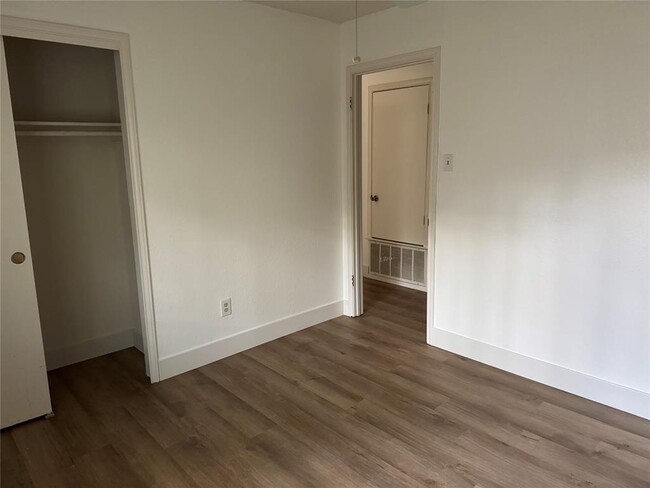 Building Photo - 709 Shade Tree Dr