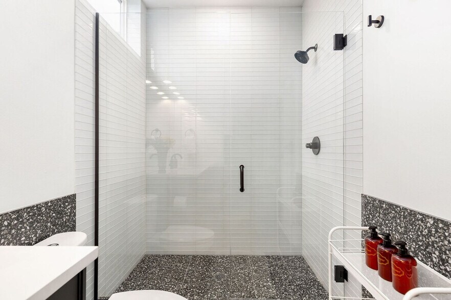 Building Photo - 905 17th Ave