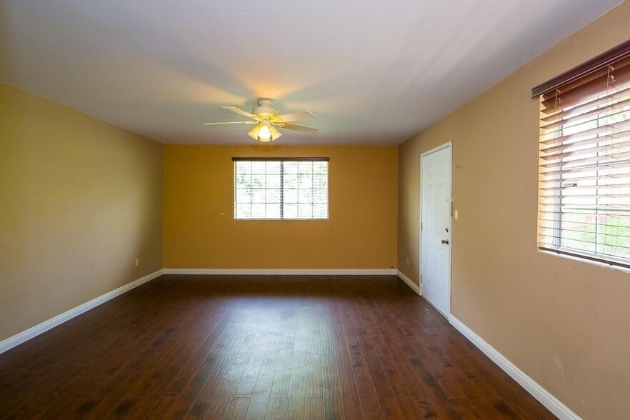 Studio with 225 square feet of space - 4003 Harriman Ave