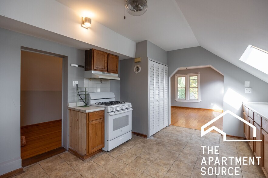 Primary Photo - 2655 W Homer St