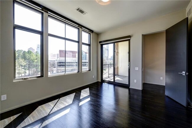 Building Photo - 721 Longleaf Dr NE