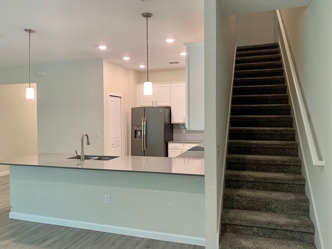 Building Photo - Beautiful Town house for Rent