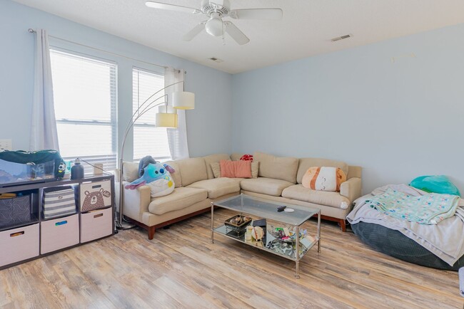 Building Photo - BEAUTIFUL - Lakefront Living – 3BR/3BA Tow...