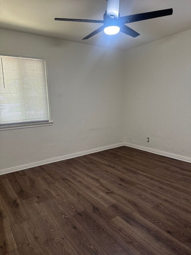 Building Photo - Bald