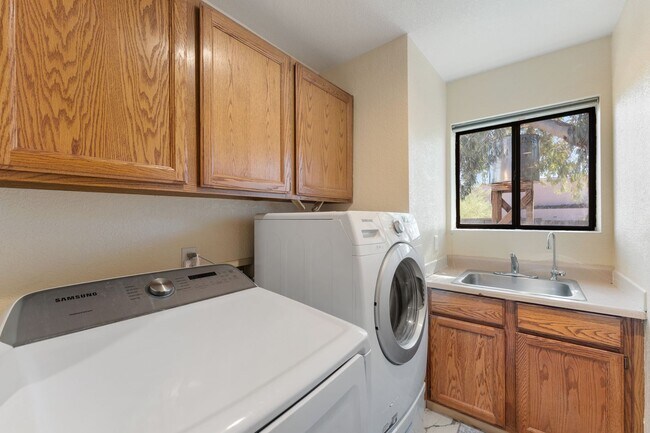 Building Photo - 1099 Pueblo Dr