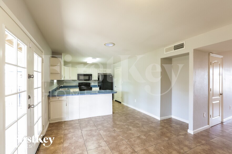 Building Photo - 425 E Julie Dr