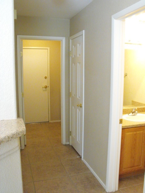 Building Photo - Spacious Henderson townhouse featuring   3 bedrooms PLUS 2 car garage.