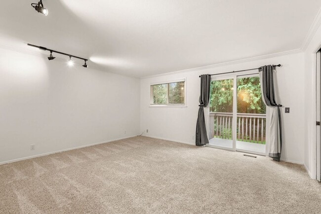Building Photo - Beautiful & stunning 6-bed, 3-bath house in Edmonds for rent!