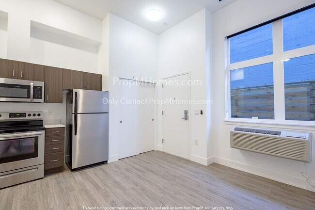 Building Photo - Updated Studio in the Heart of SE Portland!