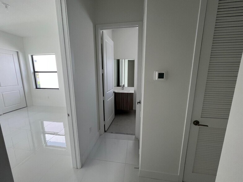 Building Photo - 4398 SW 173rd Ave