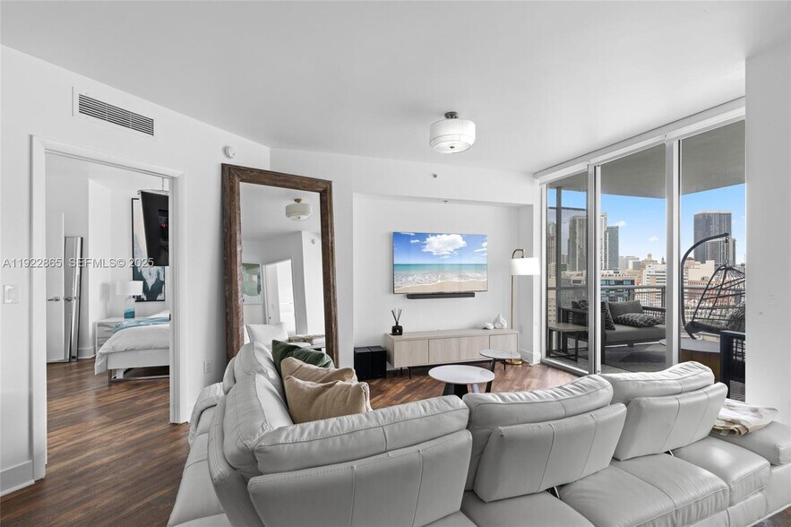 Building Photo - 350 S Miami Ave