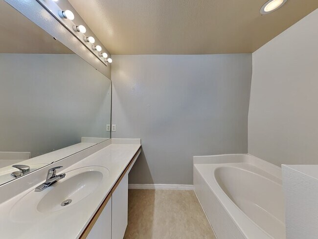 Building Photo - 3221 Utah Dr