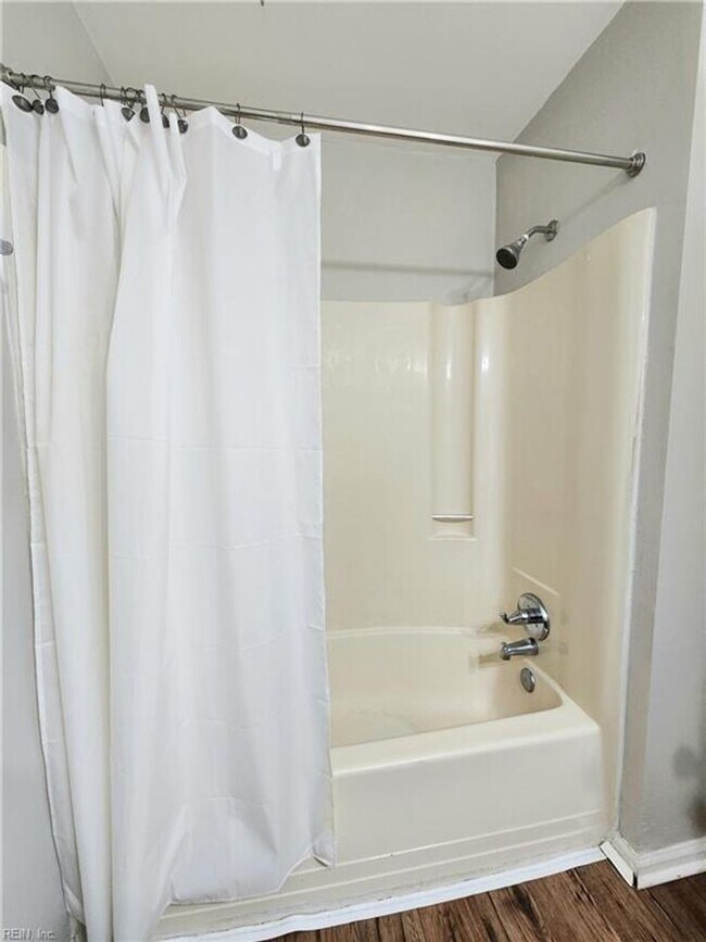 Building Photo - Updated and charming townhouse in heart of...