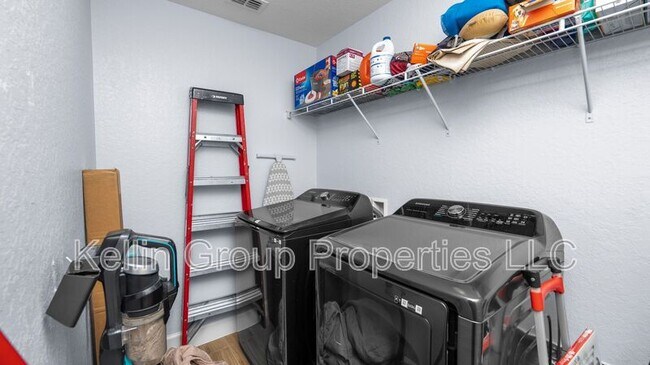 Building Photo - 4762 Drake Ave
