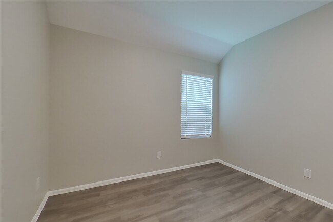 Building Photo - 210 Pine cavern dr