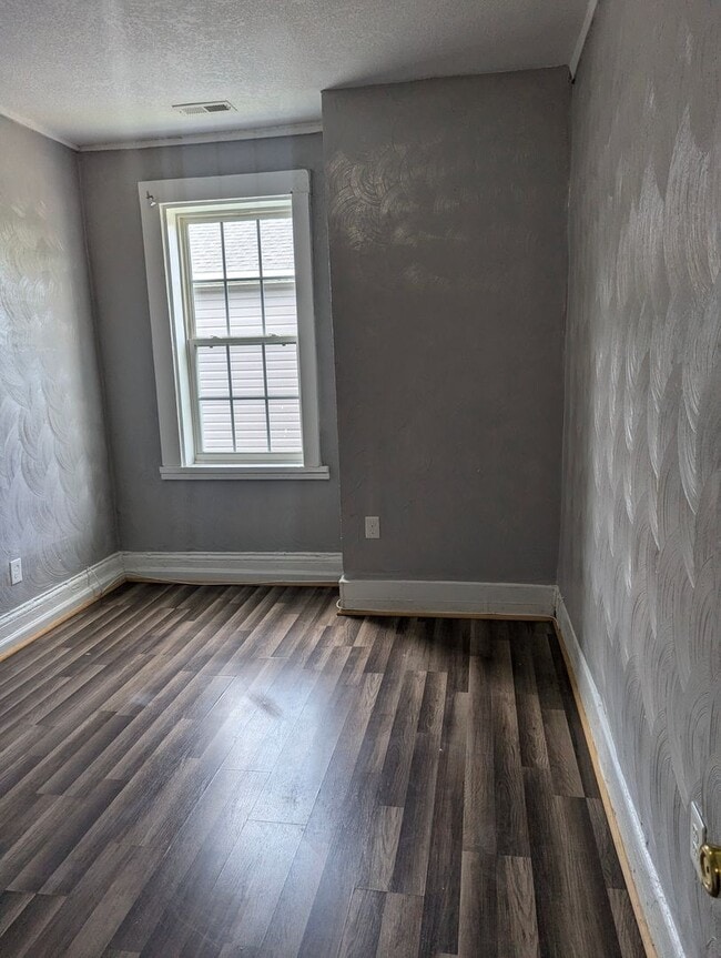 Building Photo - MOVE IN READY 4 Bedroom in the Heart of Portsmouth!