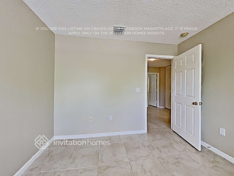 Building Photo - 4720 SW 163rd Ave