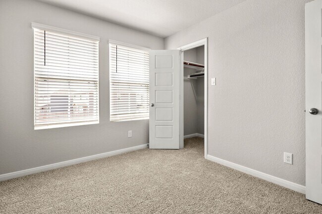 Building Photo - 4 Week Free Move-In Special! Well-Maintained Townhome w/ Open Layout & Great Accessibility